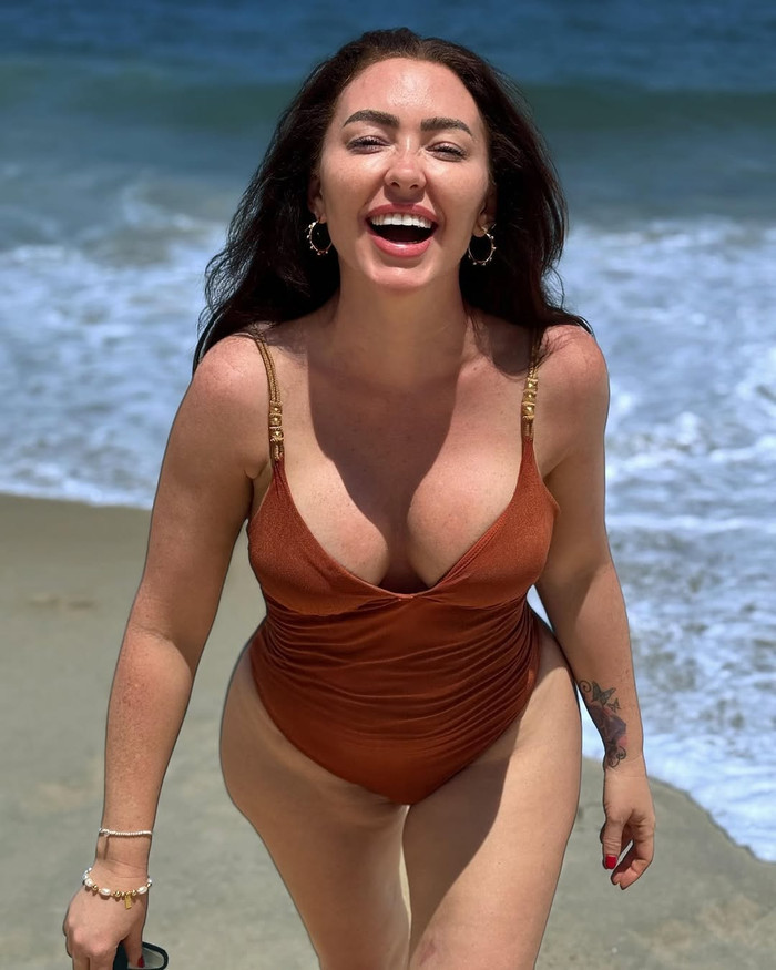 Nữ ca sĩ 43 tuổi diện bikini khoe dáng trên biển, khó tin trước ngoại hình sau 5 lần sinh nở Ảnh 2