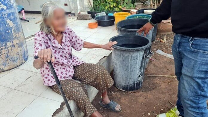 Để đứa cháu 11 tháng tuổi ngoài sân rồi đi tìm đồ, bà cố khóc nấc kể lại sự việc xảy ra sau đó Ảnh 1