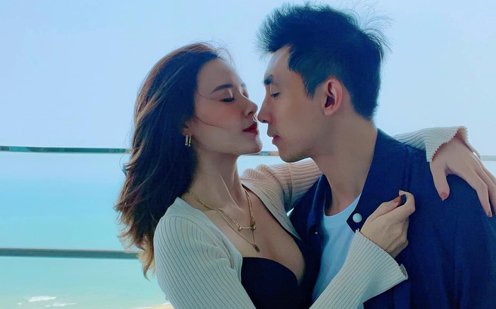 Midu hai lần diện áo ngắn, lấp ló 'gò bồng đảo' nóng bỏng khi sánh đôi cùng chồng thiếu gia Ảnh 2