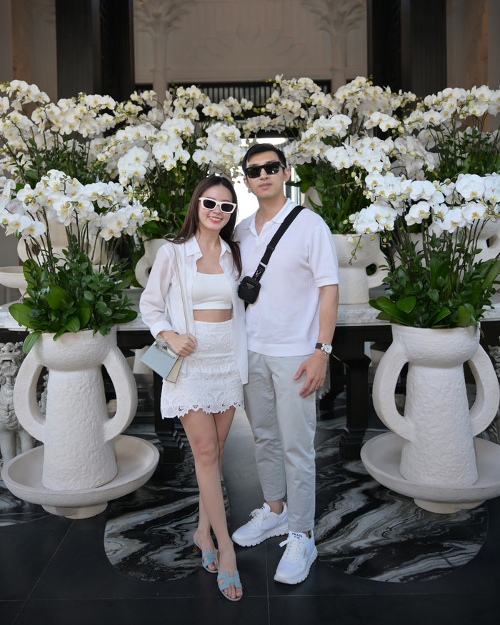 Trước đó, Midu đã phối mẫu áo ngắn cùng chân váy khi đi nghỉ dưỡng cùng chồng tại Đà Nẵng. (Ảnh tổng hợp)