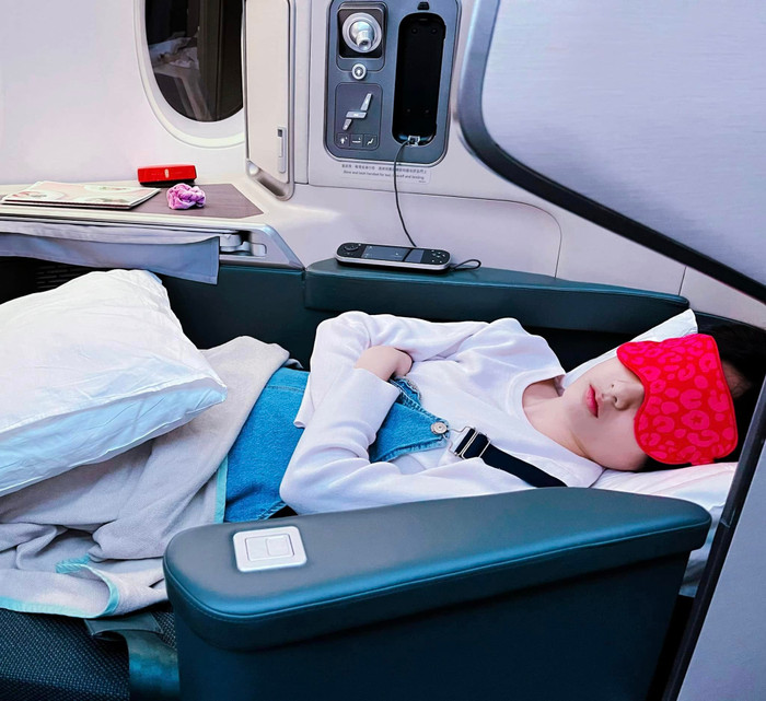 Bức ảnh con gái Thuỷ Tiên - Công Vinh gây sốt cõi mạng. (Ảnh: FBNV)