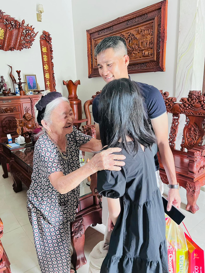 Con gái của cặp đôi được khen ngợi nhờ tính cách lễ phép, biết quan tâm đến mọi người. (Ảnh: FBNV)