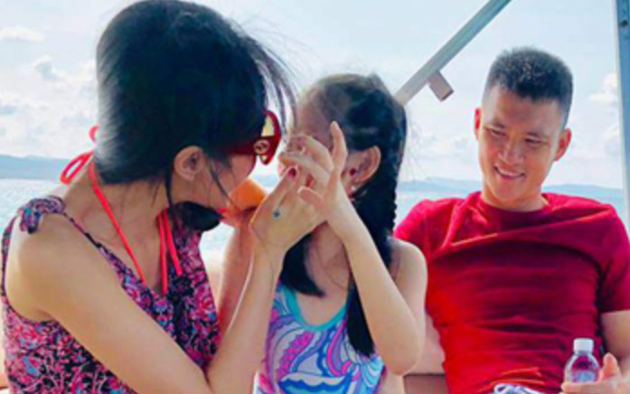 Nhóc tỳ tuổi Tỵ của cặp đôi Vbiz sống nhung lụa, chỉ lộ nửa mặt đã gây sốt Ảnh 2