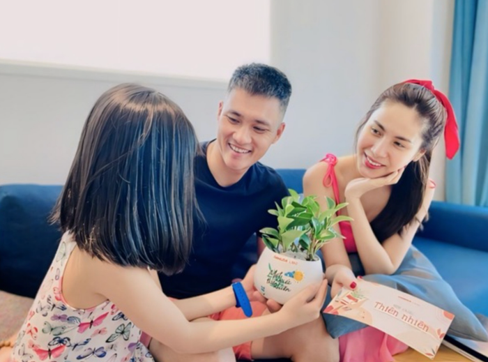 Con gái được vợ chồng Công Vinh - Thuỷ Tiên giấu kín diện mạo từ khi vừa chào đời. (Ảnh: FBNV)