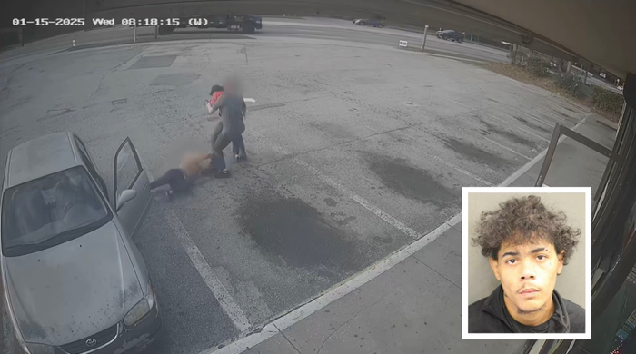 Hình ảnh nghi phạm Diego Tavarez Fleury cố gắng giật tiền trúng số từ phía bà lão 83 tuổi. 