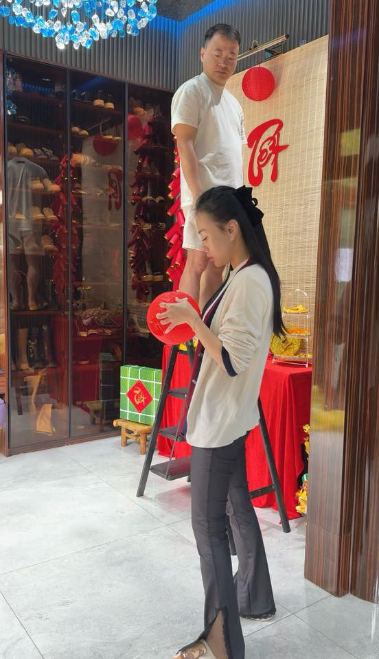 Phương Oanh hé lộ khoảnh khắc cùng chồng hì hục trang trí nhà đón Tết. (Ảnh FBNV)