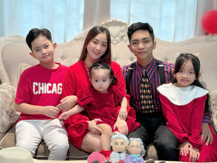 Tổ ấm hạnh phúc, 'đủ nếp đủ tẻ' của Khánh Thi và Phan Hiển khiến nhiều người ngưỡng mộ. (Ảnh: FBNV)