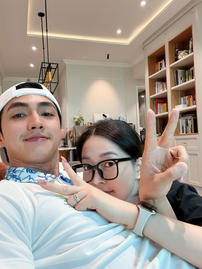Diễn viên Bình An và Á hậu Phương Nga hiện đã chuyển vào TP.HCM để tiện cho công việc. Dù đã bên nhau nhiều năm nhưng cặp đôi không quá áp lực chuyện con cái vì bận rộn phát triển sự nghiệp. (Ảnh: FBNV)
