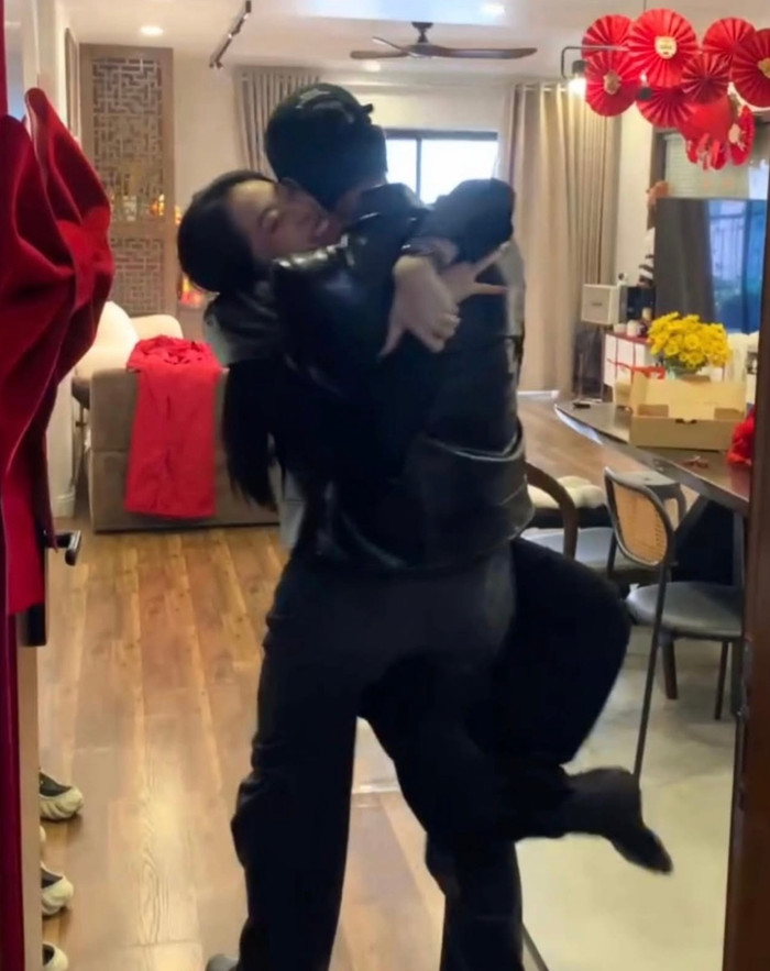 Khoảnh khắc Á hậu Phương Nga ôm chầm lấy chồng là diễn viên Bình An sau thời gian xa cách. (Ảnh: FBNV)