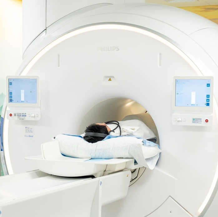 Trên trang cá nhân, tiền đạo Supachok đăng tải hình ảnh đến bệnh viện kiểm tra với sự thăm khám nhiệt tình từ đội ngũ y bác sĩ. Trong bộ ảnh chia sẻ, Supachok đã tiến hành quá trình khám tổng quát, tầm soát sức khỏe đa cơ quan, bao gồm chụp cộng hưởng từ (MRI). Ảnh: IGNV