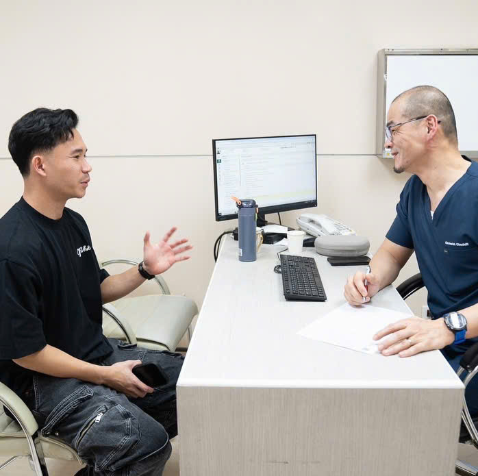 Tiền đạo Supachok đã không cầm được nước mắt khi phải chia tay gia đình và những người thân yêu trước khi rời Thái Lan sang Nhật Bản thi đấu. Tại sân bay, anh nghẹn ngào nói lời tạm biệt và gửi lời chúc năm mới an lành đến người hâm mộ. Mùa giải năm nay được dự báo sẽ đầy thử thách đối với cả Supachok và CLB Consadole Sapporo, khi họ phải nỗ lực rất nhiều để đạt mục tiêu thăng hạng từ J2 lên J1. Ảnh: IGNV