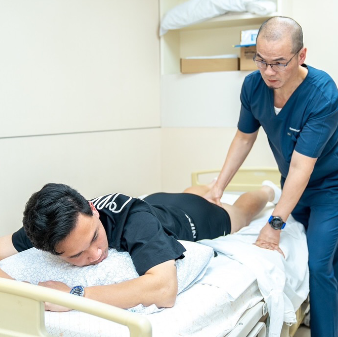 Tiền đạo Supachok viết trên trang cá nhân: “Cảm ơn đội ngũ y bác sĩ đã giúp tôi hồi phục thể trạng cơ thể và chăm sóc sức khỏe trước khi trở lại với CLB Consadole Sapporo J2 một lần nữa”. Sau khi chia sẻ bài viết, em trai Suphanat và các đồng đội ở tuyển Thái Lan cũng đã gửi lời thăm hỏi tình hình sức khỏe của Supachok. Ảnh: IGNV