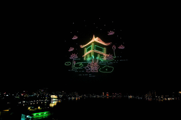 Truyền thông quốc tế hướng về màn trình diễn drone hỏa thuật kỷ lục thế giới tại Hà Nội đêm giao thừa Ảnh 1