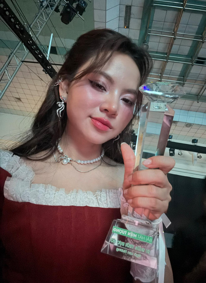 Ngô Lan Hương gây sốt mạng xã hội năm 2024 với ca khúc Đi Giữa Trời Rực Rỡ. 