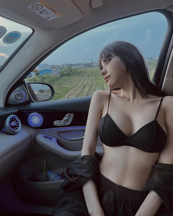 Ngoài đồ hiệu, bạn gái Vũ Văn Thanh còn sắm xe sang. Theo dõi từng thước ảnh được đăng tải trên trang cá nhân, hot girl Bích Hạnh hiện đang sở hữu 2 chiếc xế hộp đắt đỏ. (Ảnh: FBNV)