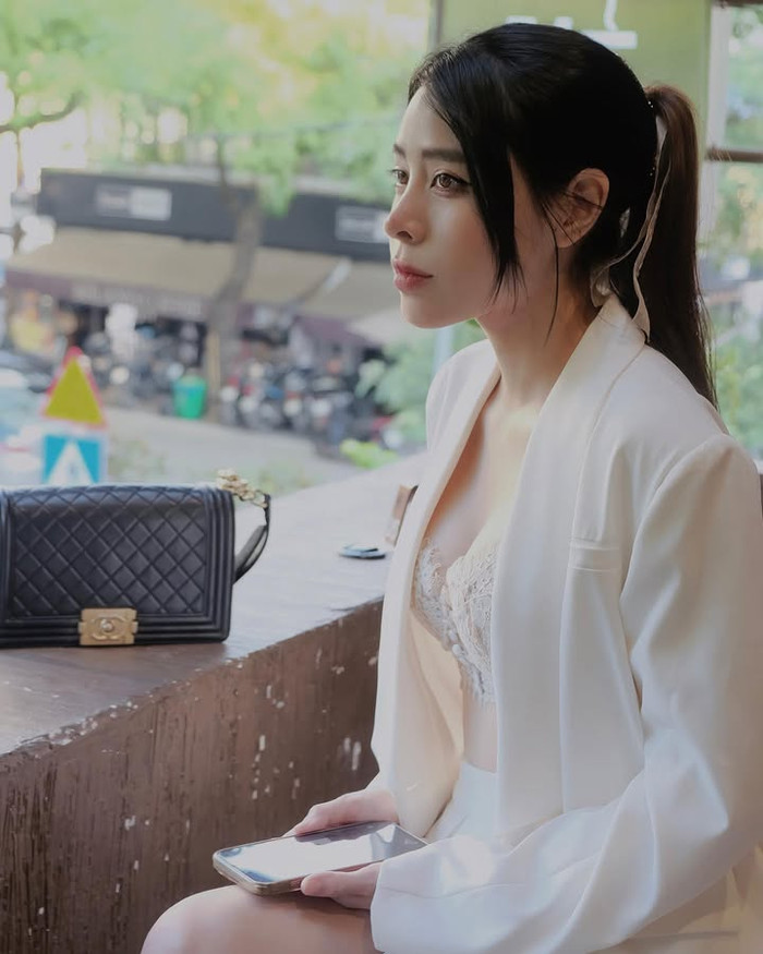 Bạn gái Vũ Văn Thanh có sở thích sắm hàng hiệu. Tủ đồ của hot girl Bích Hạnh phủ sóng hàng loạt mẫu túi hiệu mang giá trị gây choáng ngợp, từ những thương hiệu đình đám trên thế giới. (Ảnh: FBNV)