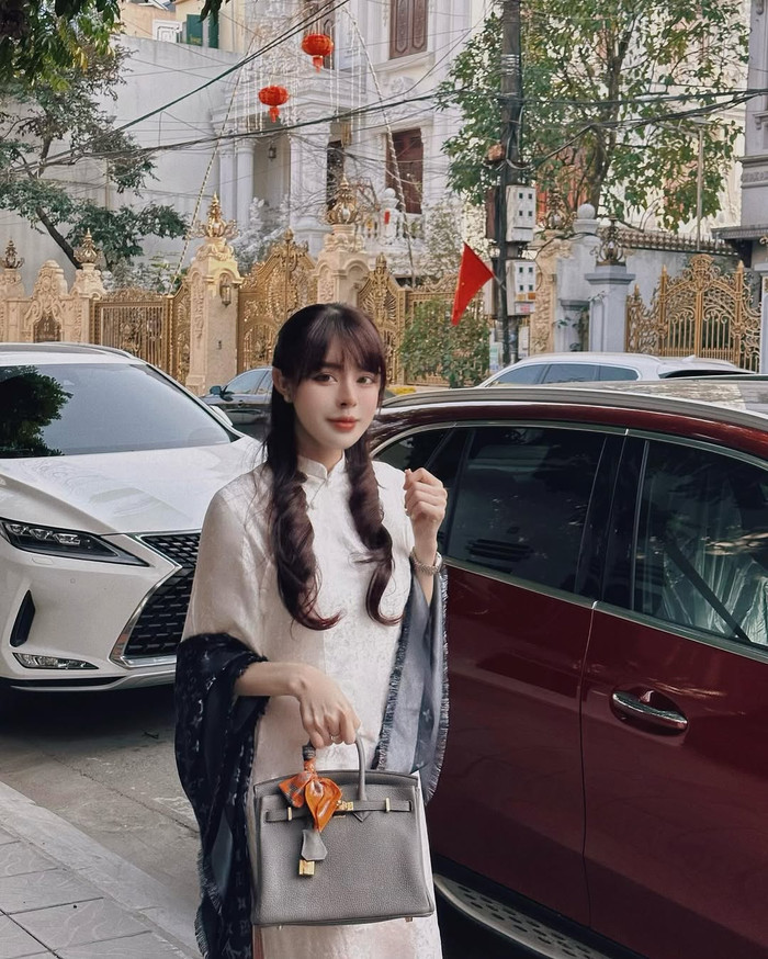 Bạn gái Vũ Văn Thanh từng xuống phố với một chiếc túi xách màu xám, thuộc dòng Birkin của 'nhà mốt' xa xỉ tại Pháp. Từng mẫu thuộc dòng Birkin này đều có mức giá dao động từ nửa tỷ đồng đến hàng tỷ đồng. Về chiếc túi xách màu xám của hot girl Bích Hạnh được cho cũng mang mức giá bán hơn nửa tỷ đồng. (Ảnh: FBNV)