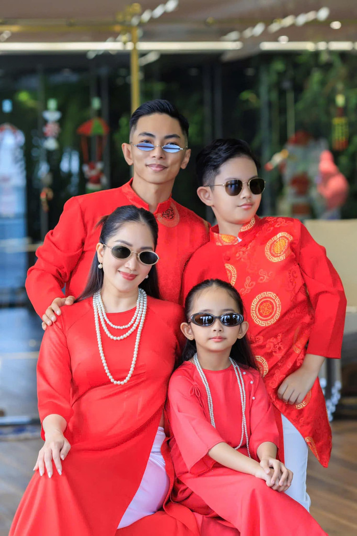 Khánh Thi - Phan Hiển thường xuyên chụp ảnh với các con. Ảnh: FBNV