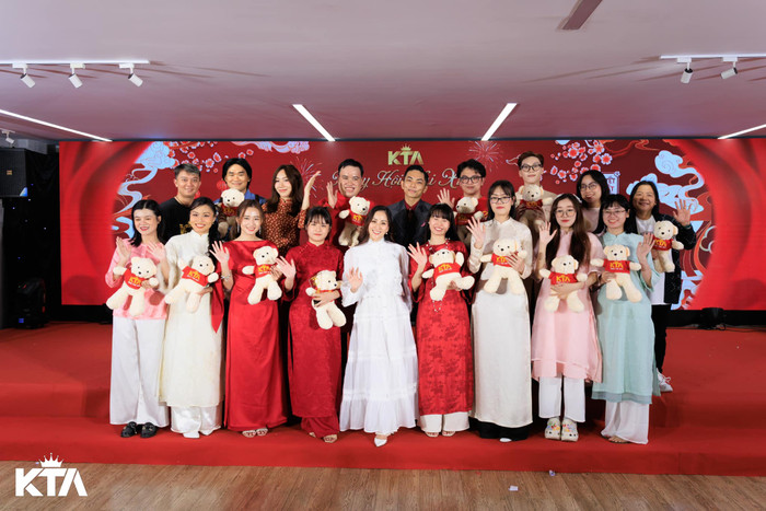 Khánh Thi - Phan Hiển hạnh phúc chụp ảnh cùng các cộng sự. Ảnh: FBNV