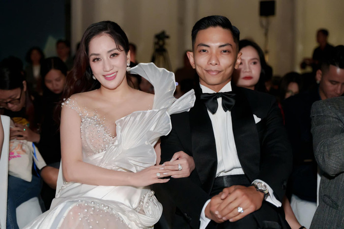 Khánh Thi được Phan Hiển 'tháp tùng' trong mọi sự kiện. Ảnh: FBNV