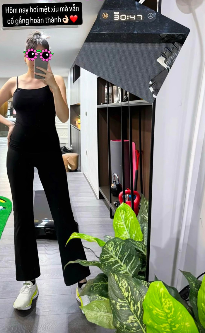 MC Mai Ngọc khoe vóc dáng thật khi mang thai con đầu lòng. (Ảnh: FBNV)