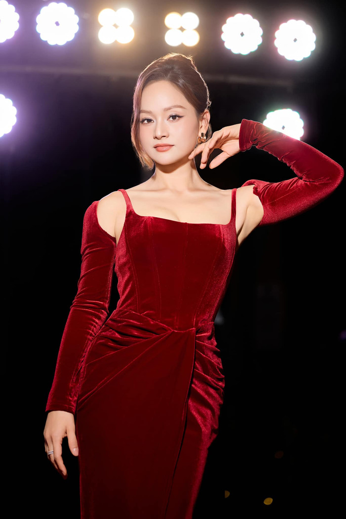 Lan Phương về dáng nhanh sau sinh. Ảnh: FBNV