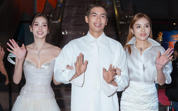 Tiểu Vy diện đồ hở, lộ 'gò bồng đảo' lấn át độ nóng bỏng của Kỳ Duyên Ảnh 2