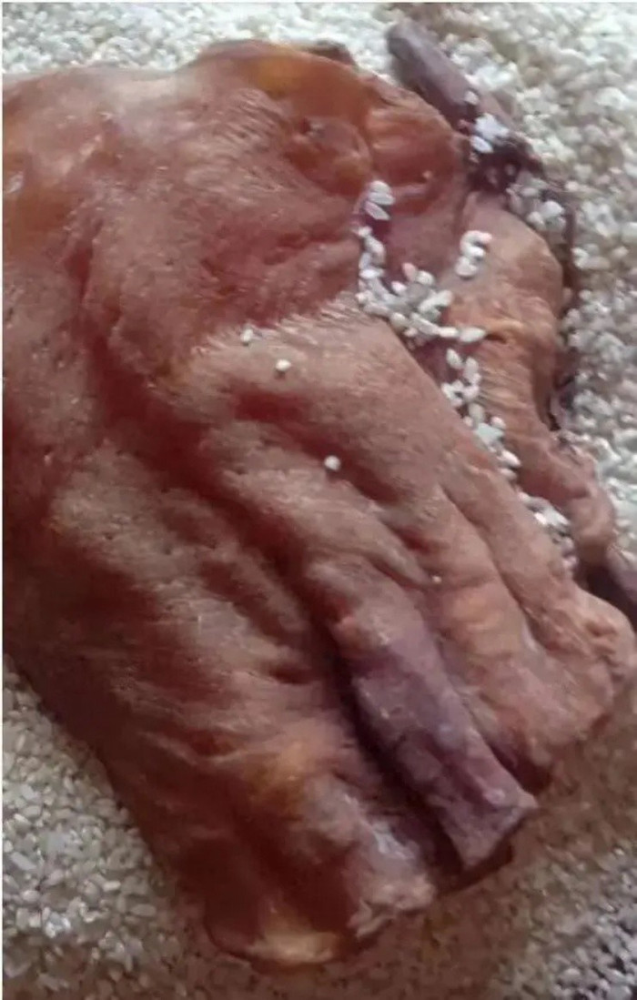 Dọn thùng gạo cũ trong nhà, người đàn ông sửng sốt phát hiện thứ bị chôn vùi bên dưới Ảnh 1