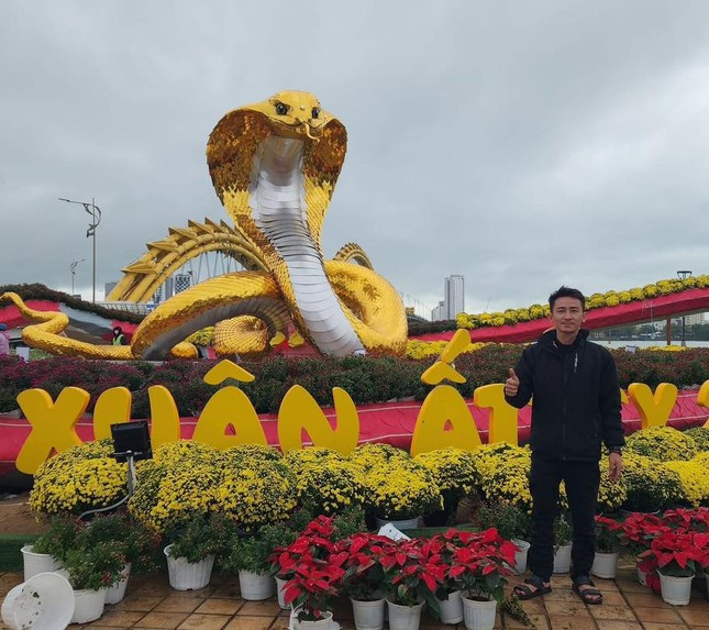 Nghệ nhân Đinh Văn Tâm cạnh 'bé Na' Đà Nẵng