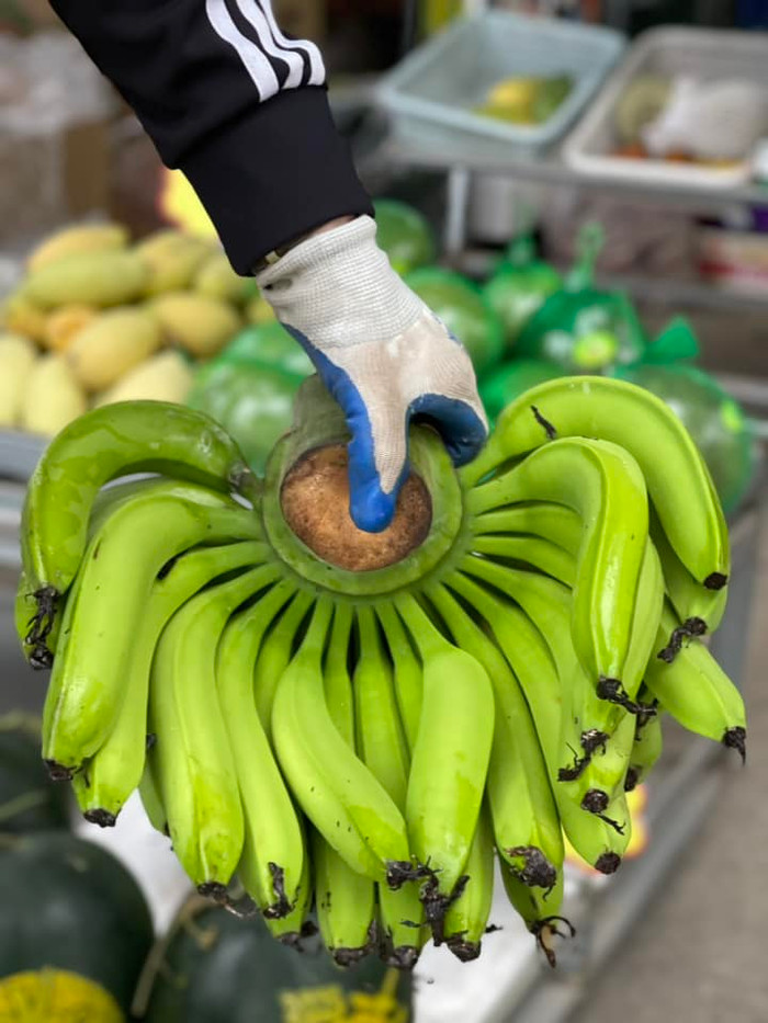 Trong những ngày cận Tết, dạo qua các khu chợ truyền thống có thể thấy rất ít những nải chuối xanh được bày bán. (Ảnh Ánh Dương)