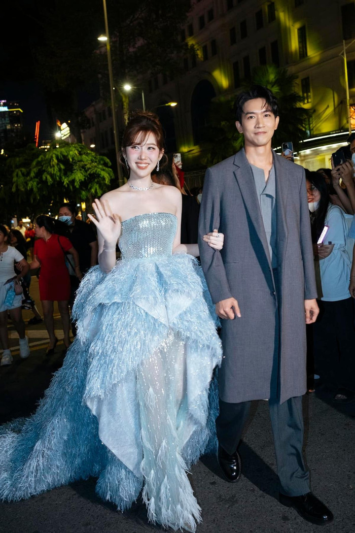 Võ Cảnh hôn tay Thuý Ngân, thể hiện tình cảm giữa đám đông. (Ảnh FBNV)