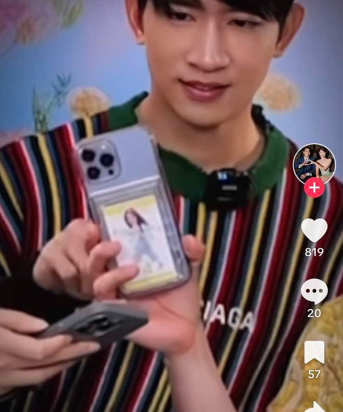 Võ Cảnh đang dùng ốp điện thoại có in hình Thuý Ngân. (Ảnh Tiktok Trân Châu)