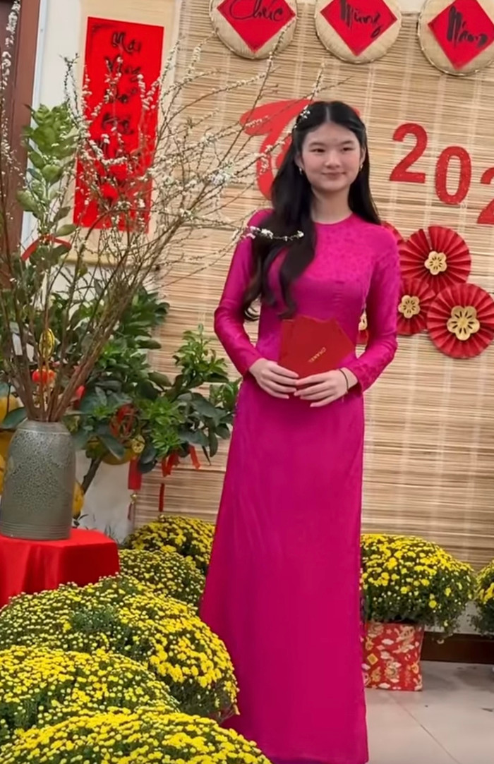 Con gái Trương Ngọc Ánh diện áo dài đón Tết. Ảnh: Chụp màn hình