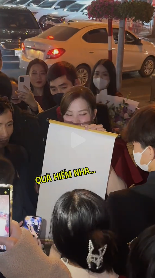 Đông Nhi 'hú hồn' khi nhận một món đồ từ người hâm mộ Ảnh 2