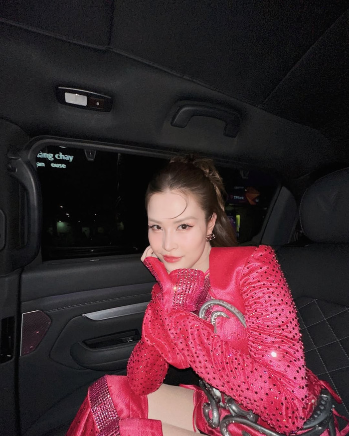 Đông Nhi 'hú hồn' khi nhận một món đồ từ người hâm mộ Ảnh 1