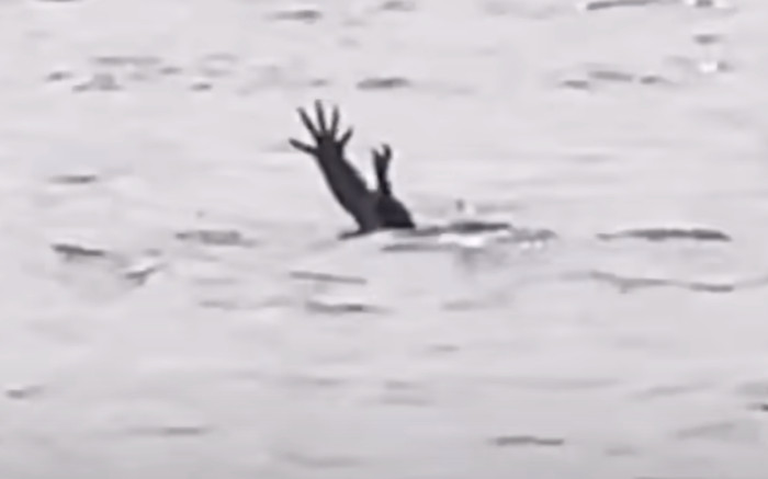 Phát hiện 'bàn tay' vùng vẫy dưới sông, dân làng chứng kiến nhưng không ai dám cứu Ảnh 2