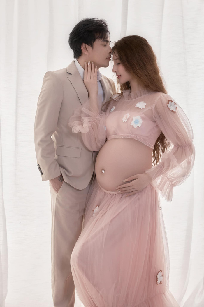 Vợ chồng Hồ Quang Hiếu trong bộ ảnh bầu được chụp gần đây. (Ảnh FBNV)