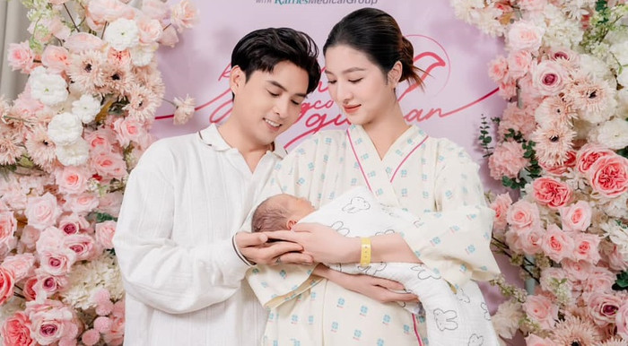 Vợ chồng ca sĩ Hồ Quang Hiếu vui mừng đón con trai đầu lòng. (Ảnh FBNV)