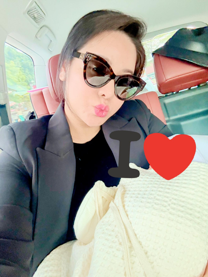 Nhật Kim Anh hạnh phúc bế con về nhà. Ảnh: FBNV