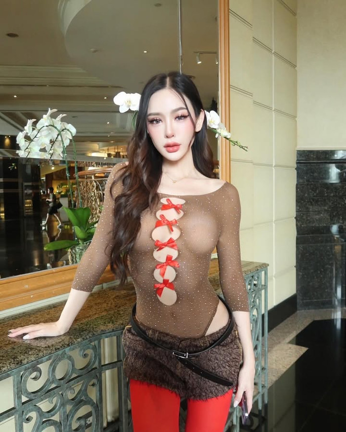 Giống như Engfa Waraha hay Aoom Thaweeporn, Malin Chara-anan còn nhiều lần diện váy áo được làm từ chất liệu mỏng và xuyên thấu khiến ai nấy cũng phải 'đỏ mặt' khi lần đầu nhìn qua. (Ảnh: Instagram nhân vật)