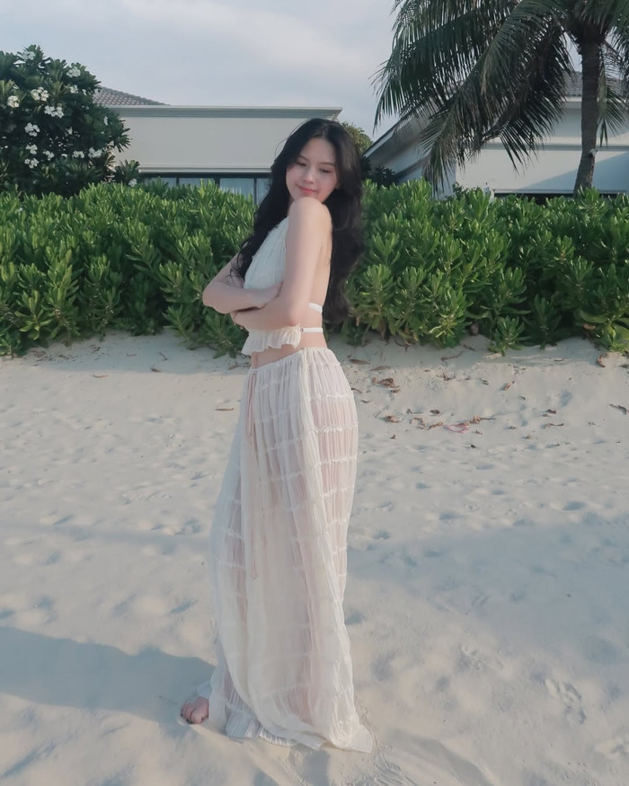 Tố Uyên - vợ trung vệ Thành Chung thường chọn biển là nơi du lịch và nghỉ dưỡng trong khoảng thời gian rảnh. Nàng WAG từng có thời gian hoạt động người mẫu ảnh nên gu thời trang của cô nhận được sự quan tâm của đông đảo người hâm mộ. Nhìn chung, thời trang đi biển của vợ Thành Chung không quá hở hang nhưng vẫn giúp cô tôn lên vóc dáng nóng bỏng đến 'nghẹt thở'. (Ảnh: FBNV)