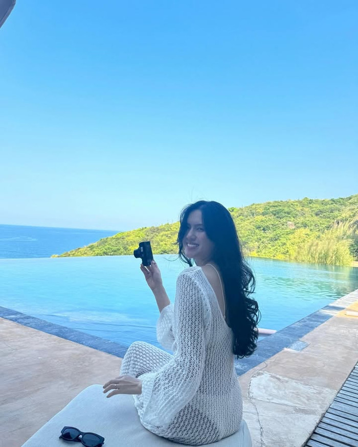 Ngoài áo sơ mi mỏng dính, vợ Thành Chung còn phối bikini hai mảnh cùng váy mỏng, đan lát tựa chiếc lưới đánh cá. Điểm chung của hai thiết kế thời trang này chính là màu trắng thanh lịch, nịnh da. (Ảnh: FBNV)