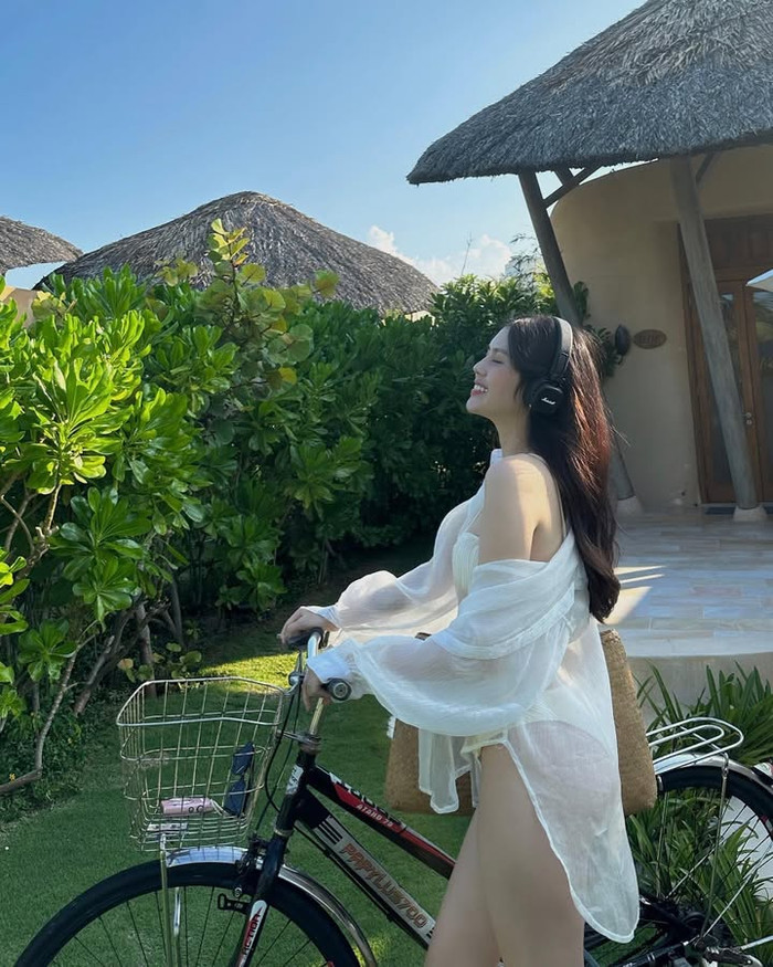 Trong một số khoảnh khắc, vợ Thành Chung còn khéo léo để trễ nải phần áo sơ mi khoác ngoài đến nửa cánh tay. Tố Uyên nhận được nhiều lời ngợi khen với bờ vai trần trắng phát sáng, mịn màng và không chút khuyết điểm. (Ảnh: FBNV)