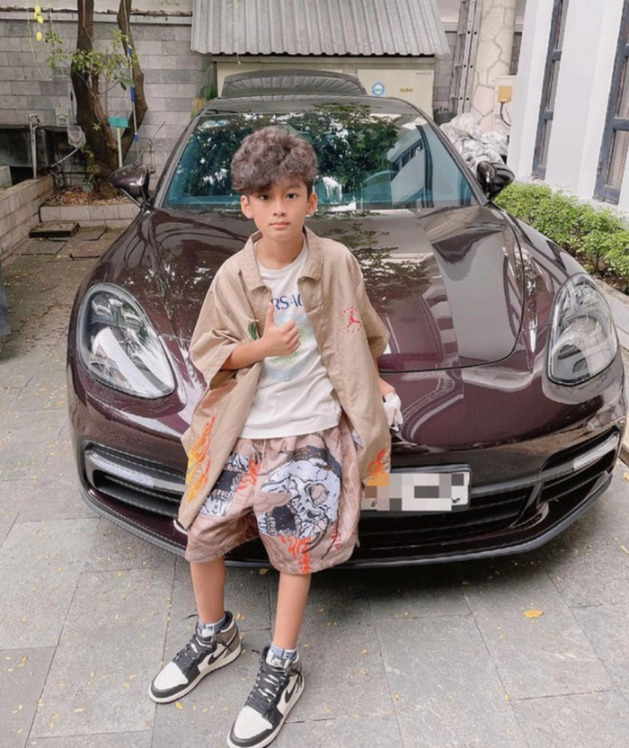 Từ bé, nhóc tỳ đã được bố mẹ tặng nhiều món quà 'khủng'. (Ảnh: FBNV)