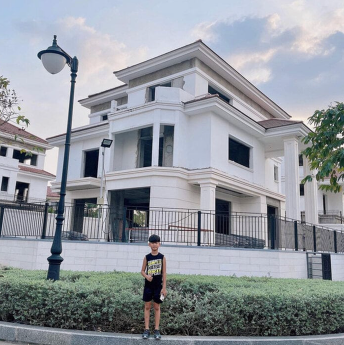 Toàn cảnh căn biệt thự 200 tỷ đồng của con trai Lệ Quyên. (Ảnh: FBNV)