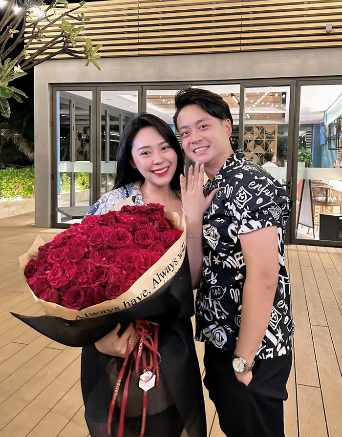 Nam diễn viên cầu hôn bạn gái thành công. Ảnh: FBNV