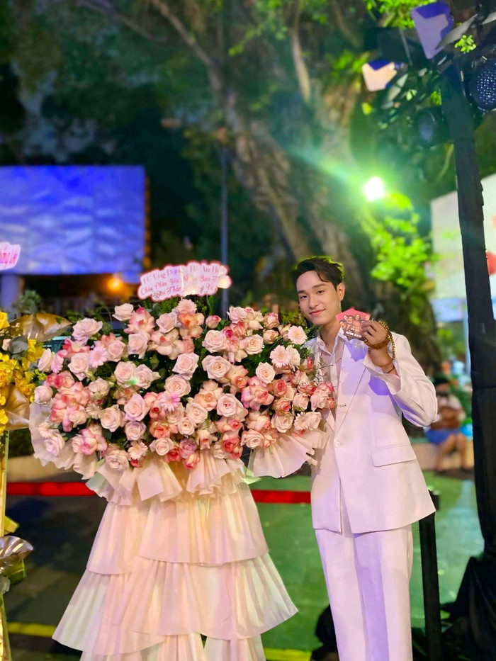 Hà An Huy chụp ảnh cùng hoa của FC tại sự kiện công chiếu phim Yêu Nhầm Bạn Thân.