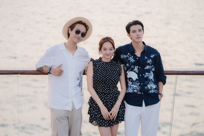 Hà An Huy thân thiết bên Kaity Nguyễn và Trần Ngọc Vàng ở phim trường Yêu Nhầm Bạn Thân.