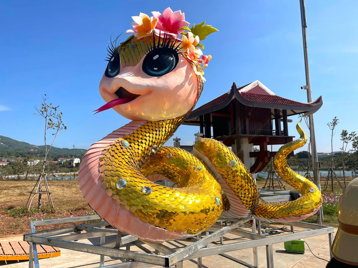 Cặp tượng rắn linh vật được đặt tại Thị trấn Lao Bảo, huyện Hướng Hoá, tỉnh Quảng Trị