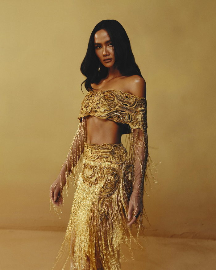 Bộ sưu tập 'Golden Heritage' được NTK Lê Thanh Hòa thiết kế nhằm tôn vinh vẻ đẹp rực rỡ và giàu giá trị văn hóa của di sản Champa. Lấy cảm hứng từ nghệ thuật điêu khắc tinh xảo của Champa, đặc biệt là phong cách Hòa Lai từ thế kỷ VIII - IX, NTK đã nghiên cứu kỹ lưỡng các hoa văn đặc trưng tại những công trình nổi bật như cụm Tháp Hòa Lai ở Ninh Thuận. Sự hài hòa giữa các đường nét mềm mại nhưng vững chãi, tính đối xứng và độ tinh tế trong từng chi tiết đã được tái hiện khéo léo trong các thiết kế, thể hiện rõ nét sự độc đáo của nghệ thuật Champa.